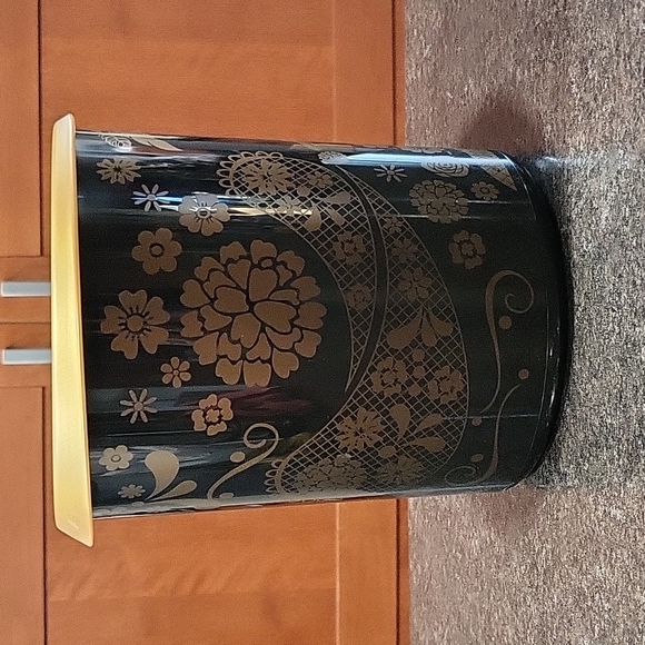 Catrinas One Touch Canister- Tupperware - Picture 2 of 5